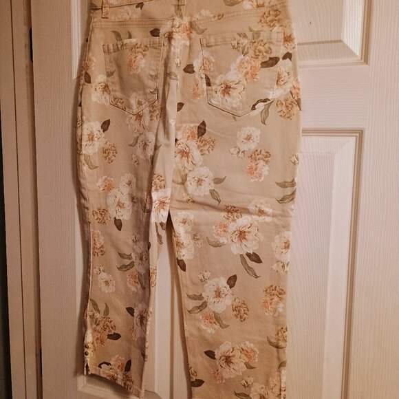 Gloria Vanderbilt Amanda Denim Tan Floral Capris, Sz 10, High Rise, New - Picture 2 of 4